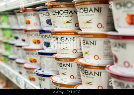 Contenitori di marca Chobani stile greco e lo yogurt sono visto su uno scaffale di supermercato a New York il Mercoledì, 1 luglio 2015. Chobani è stato scelto da parte del governo degli STATI UNITI Dept. Di Agricoltura per fornire lo yogurt utilizzato nella scuola federale il pranzo dei programmi a livello nazionale. In stile greco yogurt è approvato un sostituto della carne opzione nel programma. (© Richard B. Levine) Foto Stock