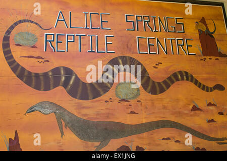 Australia, NT, Alice Springs. Alice Springs Centro Rettili, dipinto di segno. Foto Stock