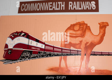 Australia, NT, Alice Springs. Vecchio treno Ghan Railway Museum. Ferrovie del Commonwealth segno vintage. Foto Stock