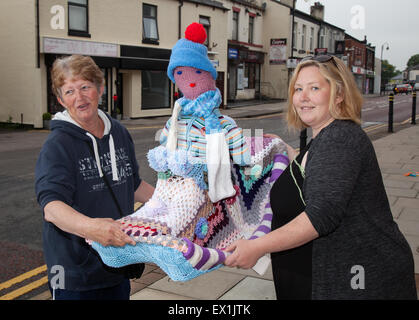 Westhoughton, Lancashire, Regno Unito 4 Luglio, 2015 Filati Festival di bombardamenti. Gruppo WCN, Rainbow mestieri, è portato a Dumfries in una festa di colori e di comunità e di intrattenimento. Da sempre giovani e vecchi, uomini e donne, esperti e il debuttante needlers coinvolto in a crochet, tessitura a maglia o a telaio piazze, lunghe strisce o rivestimenti a produrre arredamento di strada un impressionante e Curiose installazioni, il centro della città per un paio di giorni è inondato con colore. Cernan Elias/Alamy Live News Foto Stock