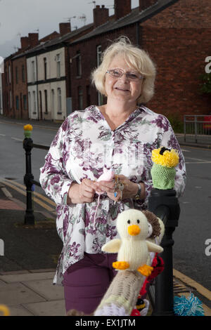 Westhoughton, Lancashire, Regno Unito 4 Luglio, 2015 Filati Festival di bombardamenti. Gruppo WCN, Rainbow mestieri, è portato a Dumfries in una festa di colori e di comunità e di intrattenimento. Da sempre giovani e vecchi, uomini e donne, esperti e il debuttante needlers coinvolto in a crochet, tessitura a maglia o a telaio piazze, lunghe strisce o rivestimenti a produrre arredamento di strada un impressionante e Curiose installazioni, il centro della città per un paio di giorni è inondato con colore. Cernan Elias/Alamy Live News Foto Stock