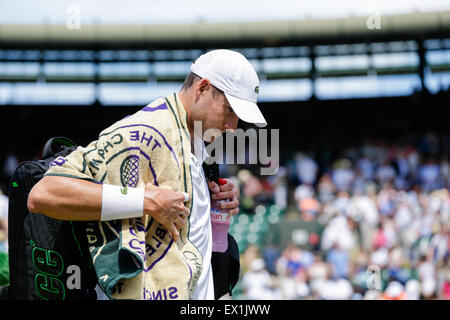 Il torneo di Wimbledon, Regno Unito. 04 Luglio, 2015. Il torneo di Wimbledon Tennis campionati. Gentlemens Singoli Terzo turno match tra nona seme Marin CILIC (CRO) e diciassettesima seme John Isner (USA). John Isner guarda sconsolato come egli lascia la corte come il perdente di una maratona di cinque set di credito match: Azione Plus sport/Alamy Live News Foto Stock