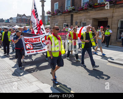 Stockton-on-Tees County Durham 4° luglio 2015, una manifestazione pubblica di estrema destra Anti-Muslim gruppi 'Nord Est infedeli' e 'Nord Ovest infedeli' e un Anti fascista contro-dimostrazione si è svolta nel centro della città di oggi. Credito: Pietro Giordano NE/Alamy Live News Foto Stock