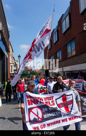 Stockton-on-Tees County Durham 4° luglio 2015, una manifestazione pubblica di estrema destra Anti-Muslim gruppi 'Nord Est infedeli' e 'Nord Ovest infedeli' e un Anti fascista contro-dimostrazione si è svolta nel centro della città di oggi. Credito: Pietro Giordano NE/Alamy Live News Foto Stock