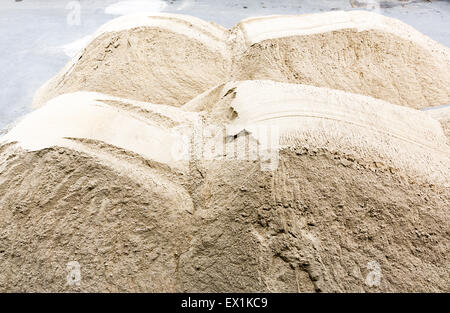 Costruzione di pali di sabbia sulla strada vicino al sito in costruzione. Foto Stock