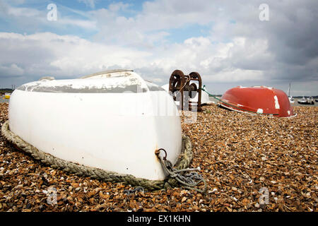 Fila ribaltata barche sul foreshore Foto Stock