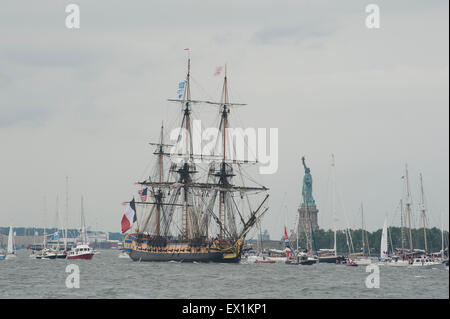 New York, New York, Stati Uniti d'America. 04 Luglio, 2015. Hermione passando la Statua della Libertà nel porto di New York il giorno dell'indipendenza, 4 luglio 2015. La nave è una replica di quella che ha portato il marchese de Lafayette per le colonie negli Stati Uniti nel mese di marzo del 1780, dove ha offerto aiuto francese per la generale George Washington. La Statua della Libertà è stata un dono per gli Stati Uniti dalla Francia. Credito: Terese Loeb Kreuzer/Alamy Live News Foto Stock