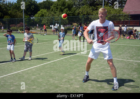 Kyle Edmund (British numero 4) ha dato il suo tempo di istruire i bambini nel Parco di Wimbledon sul medio weekend dei campionati Foto Stock