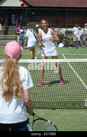 Immagine mostra Johanna Konta (British numero 2) che ha dato il suo tempo di istruire i bambini nel Parco di Wimbledon sul medio weekend dei campionati - vedere la descrizione. Foto Stock