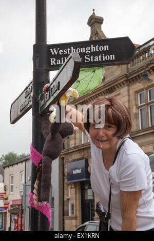 Westhoughton, Lancashire, Regno Unito 4 Luglio, 2015 Filati Festival di bombardamenti. Gruppo WCN, Rainbow mestieri, è portato a Dumfries in una festa di colori e di comunità e di intrattenimento. Da sempre giovani e vecchi, uomini e donne, esperti e il debuttante needlers coinvolto in a crochet, tessitura a maglia o a telaio piazze, lunghe strisce o rivestimenti a produrre arredamento di strada un impressionante e Curiose installazioni, il centro della città per un paio di giorni è inondato con colore. Cernan Elias/Alamy Live News Foto Stock