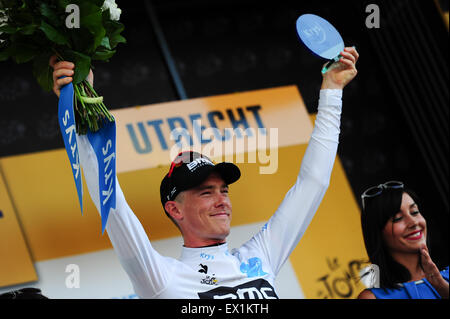 Utrecht, Paesi Bassi. 4. Luglio, 2015. BMC Racing Team rider Rohan Dennis di Australia solleva il trofeo Krys, indossando la maglia bianca dopo aver vinto la Fase 1 del Tour de France a Utrecht, Olanda il 4 luglio 2015. Foto: Miroslav Dakov/ Alamy Live News Foto Stock