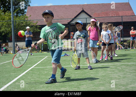 Linea Kids fino a colpire con la British stelle del tennis a Wimbledon Park a metà strada attraverso il torneo di Wimbledon Tennis Championships Foto Stock