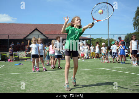 Linea Kids fino a colpire con la British stelle del tennis a Wimbledon Park a metà strada attraverso il torneo di Wimbledon Tennis Championships Foto Stock