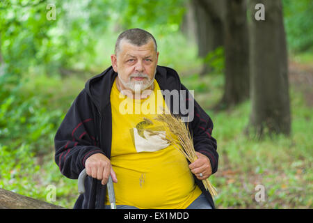 Outdoor ritratto di senior uomo sotto l'ombra di albero Foto Stock