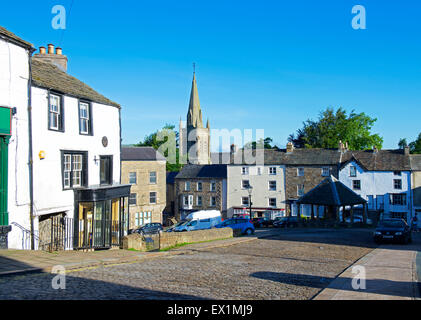 La strada principale lastricata in pietra di Alston, la più alta città mercato in Inghilterra, Cumbria Regno Unito Foto Stock