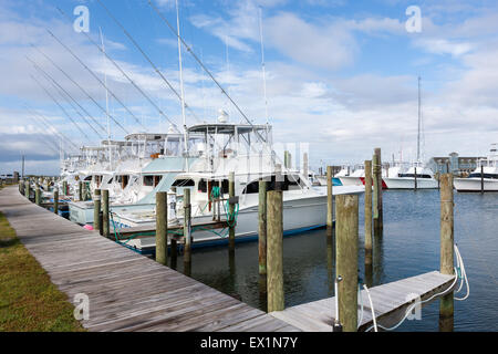 Una flotta di pesca Noleggio barche ormeggiate al Marina di Oregon Ingresso Centro di pesca in Nag Testa, North Carolina. Foto Stock