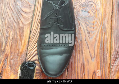 Su una tavola di legno è lucidato le scarpe e spazzola con crema è per scarpe Foto Stock