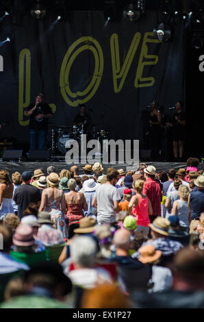 Luogo Glynde, Sussex, Regno Unito, 04 luglio, 2015. Scene del secondo giorno di amore supremo Festival Jazz a Glynde posto, che corre da 3 - 5 luglio 2015. Si tratta di un altro torrida giornata calda al festival di credito: © Francesca Moore/Alamy Live News Foto Stock