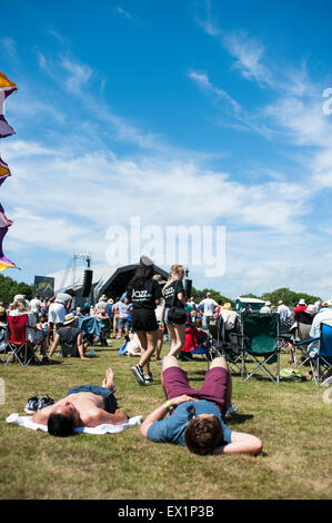 Luogo Glynde, Sussex, Regno Unito, 04 luglio, 2015. Scene del secondo giorno di amore supremo Festival Jazz a Glynde posto, che corre da 3 - 5 luglio 2015. Si tratta di un altro torrida giornata calda al festival di credito: © Francesca Moore/Alamy Live News Foto Stock