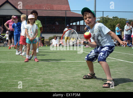 Linea Kids fino a colpire con la British stelle del tennis a Wimbledon Park a metà strada attraverso il torneo di Wimbledon Tennis Championships Foto Stock