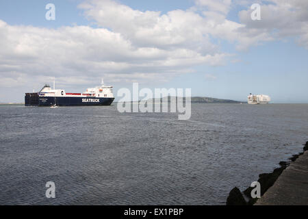 Seatruck ritmo, traghetto roro, preceduto da Höegh Autoliners, Höegh America auto transporter lasciando Porto di Dublino, Luglio 4 2015 Foto Stock