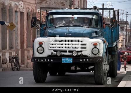 Un camion sovietico d'epoca ZIL 130 per le strade di Cienfuegos, Cuba Foto Stock