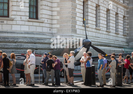 Londra, Regno Unito. 4 Luglio, 2015. Un Vickers Supermarine Spitfire Mk 1 di un aeromobile è raffigurato al di fuori del Churchill War Rooms prima della sua vendita dalla Casa d'aste Christie's Credit: Guy Corbishley/Alamy Live News Foto Stock