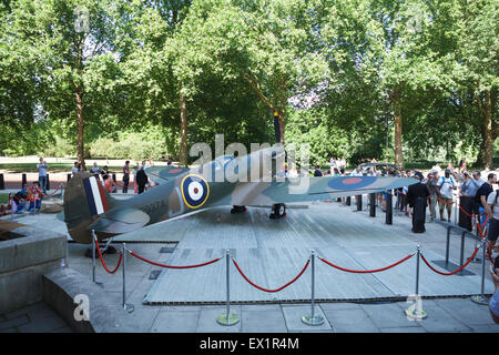 Londra, Regno Unito. 4 Luglio, 2015. Un 1940s Spitfire è quello di essere messo all'asta di Christie's il 9 luglio. Questo Spitfire P9374 è stato abbattuto nel 1940 durante la battaglia di Dunkerque. Esso è stato restaurato al suo originale specifiche e volano ancora oggi. Il proprietario, Thomas Kaplan, è un filantropo americano che donerà il ricavato per la RAF Fondo benevolo e una conservazione della fauna selvatica di carità. Il piano dovrebbe raggiungere un' asta prezzo di vendita di £ 1,5 a € 2,5 milioni. Credito: Tony Farrugia/Alamy Live News Foto Stock