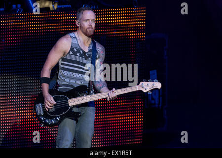 Milwaukee, Wisconsin, Stati Uniti d'America. Il 30 giugno, 2015. Il bassista Dave FARRELL dei Linkin Park si esibisce dal vivo sul palco del Summerfest Music Festival a Milwaukee nel Wisconsin © Daniel DeSlover/ZUMA filo/Alamy Live News Foto Stock