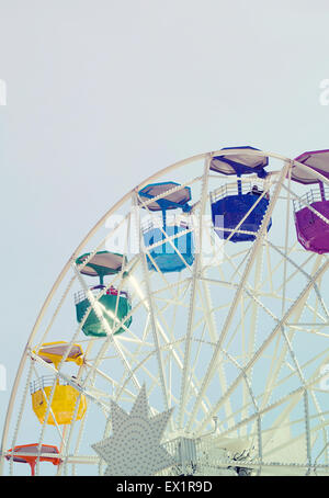 Ruota panoramica Ferris oltre il cielo blu - in stile retrò foto Foto Stock