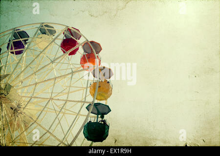 Ruota panoramica Ferris oltre il cielo blu - in stile retrò foto Foto Stock