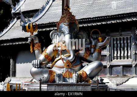 Chiang Mai, Thailandia: Argento statua dell'elefante Dio Ganesha e l'argento Vihan hall al Wat Sri Suphan Foto Stock