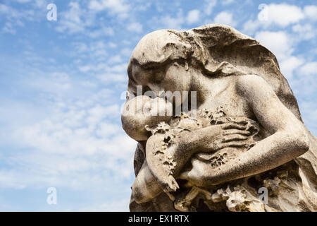 Statua del cimitero in Italia, di pietra - più di cento anni di età Foto Stock