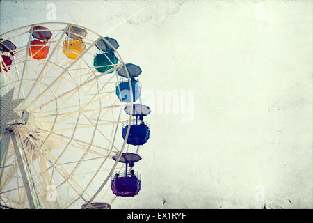 Ruota panoramica Ferris oltre il cielo blu - in stile retrò foto Foto Stock