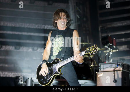 Napoli, Italia. 03 Luglio, 2015. Vasco Rossi, italiano cantautore, suona dal vivo con la sua band durante il suo tour chiamato 'Livekom015' in stadio San Paolo. © Emanuele Sessa/Pacific Press/Alamy Live News Foto Stock