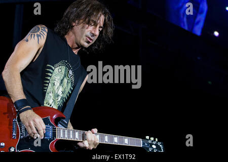 Napoli, Italia. 03 Luglio, 2015. Vasco Rossi, italiano cantautore, suona dal vivo con la sua band durante il suo tour chiamato 'Livekom015' in stadio San Paolo. © Emanuele Sessa/Pacific Press/Alamy Live News Foto Stock