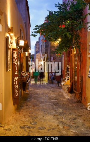 La gente nella strada principale di Monemvasia villaggio nel Peloponneso, Grecia, persone Foto Stock