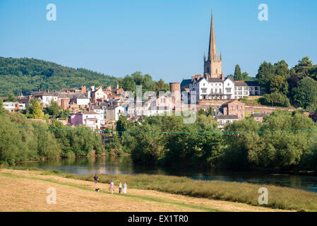 Ross on Wye town, Herefordshire, UK. La gente camminare lungo il fiume Wye. Foto Stock