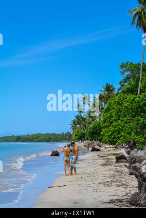 Coppia sulla spiaggia di Morro de Sao Paulo, Salvador, Brasile, Sud America Foto Stock