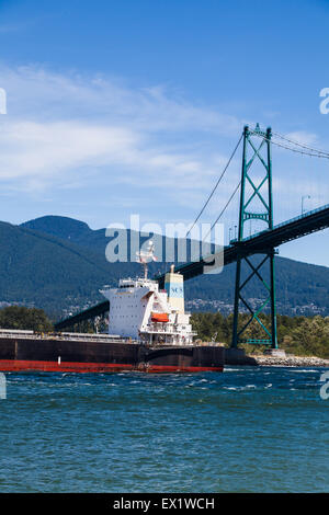 Cargo cinese di lasciare il porto di Vancouver sotto il Ponte Lions Gate Foto Stock