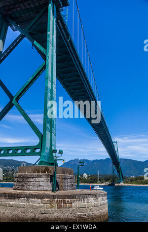 Vista parte inferiore del Ponte Lions Gate in Vancouver, British Columbia Foto Stock