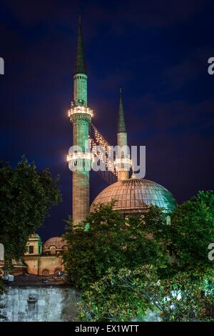 Vista notturna Eyup Sultan moschea di Istanbul, Turchia. Foto Stock