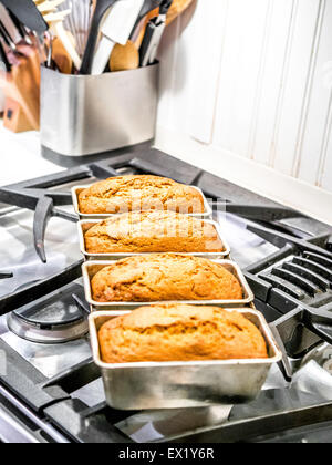 Pane appena sfornato pane alla banana pani raffreddamento in padella Foto Stock