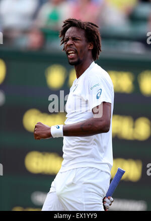 Il torneo di Wimbledon, Londra. 4 Luglio, 2015. Gael Monfils di Francia reagisce durante gli Uomini Singoli Terzo turno corrisponde con il connazionale Gilles Simon al 2015 campionati di Wimbledon a Wimbledon, a sud-ovest di Londra, il 4 luglio 2015. Gilles Simon ha vinto 3-2. © Han Yan/Xinhua/Alamy Live News Foto Stock