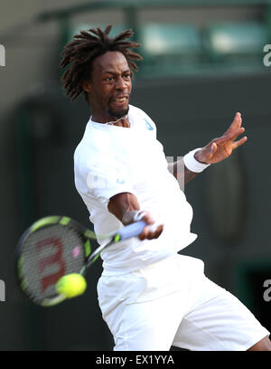 Il torneo di Wimbledon, Londra. 4 Luglio, 2015. Gael Monfils di Francia restituisce la sfera durante gli Uomini Singoli Terzo turno corrisponde con il connazionale Gilles Simon al 2015 campionati di Wimbledon a Wimbledon, a sud-ovest di Londra, il 4 luglio 2015. Gilles Simon ha vinto 3-2. © Han Yan/Xinhua/Alamy Live News Foto Stock