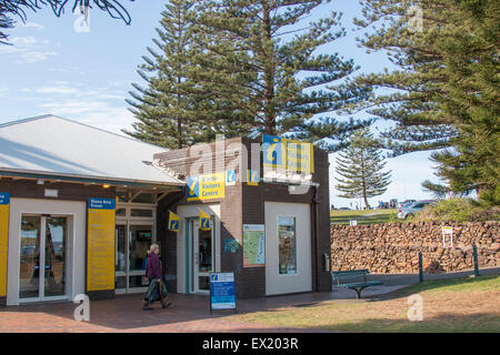 Kiama una popolare località turistica sulla costa sud del Nuovo Galles del Sud, Australia e ufficio informazioni turistiche in prossimità del foro di sfiato Foto Stock