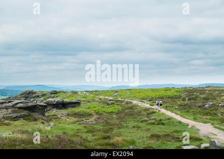 Walkers sul percorso a bordo curbar. Foto Stock