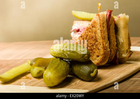 Grigliata di ruben sandwich con aneto sottaceto spears Foto Stock