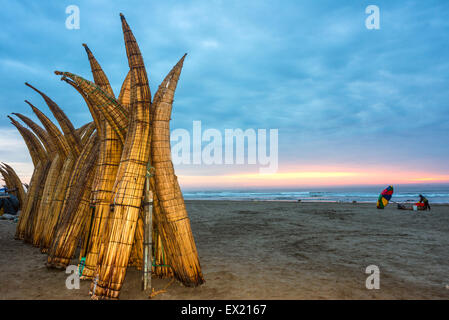 Tradizionale peruviano di piccole barche Reed (Caballitos de Totora), paglia barche ancora utilizzato da fishermens locale in Perù Foto Stock