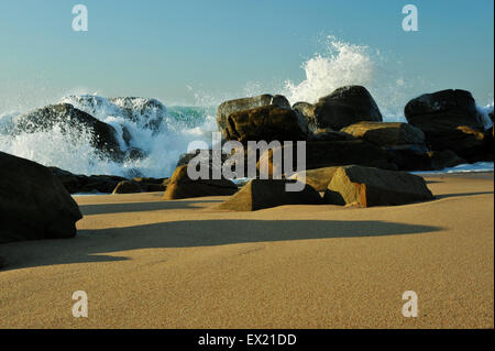 Bellissimo paesaggio marino di scena schiumoso bianco lavaggio d'onda su roccia sul litorale di Umhlanga Rocks Beach, Durban, Sud Africa Foto Stock
